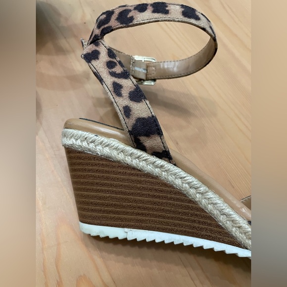 Kelly & Katie Cheetah Wedge Ankle
Strap Heel Size 8 - Picture 4 of 16